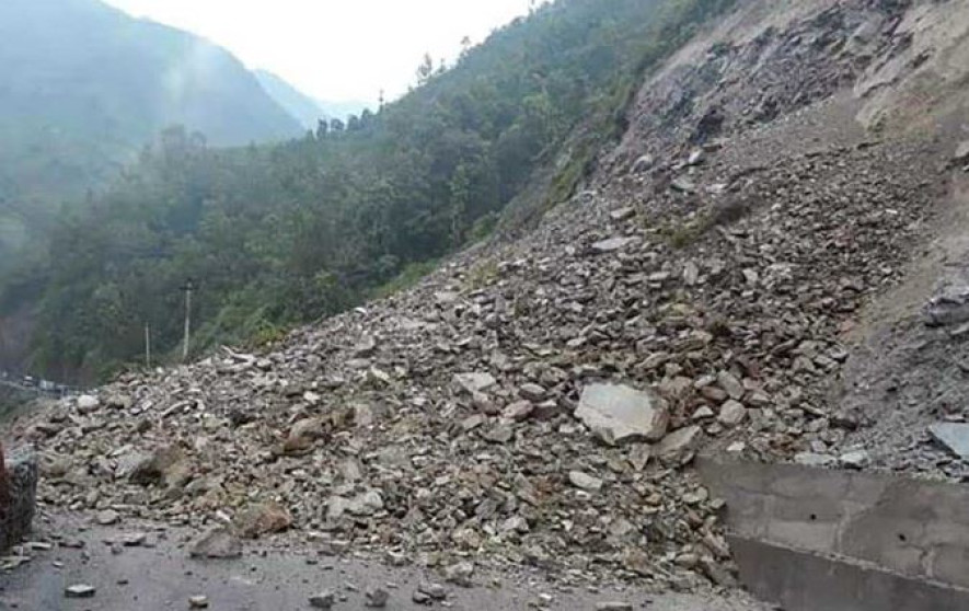 मौवाखोलामा पहिरो खस्दा पृथ्वी राजमार्ग  अवरुद्ध
